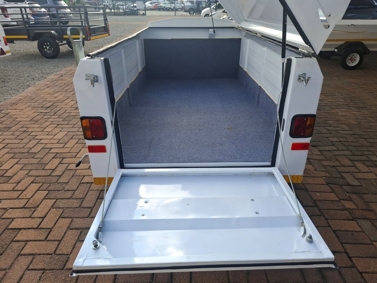 Campmaster Town & Country 300 7 Foot Extra Deep