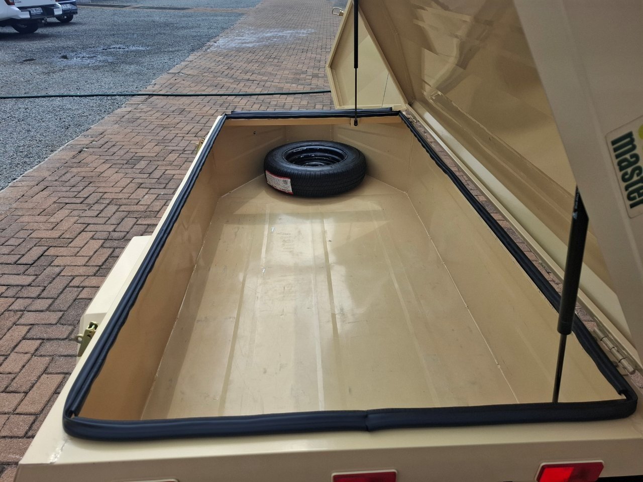 Campmaster Roadster 320